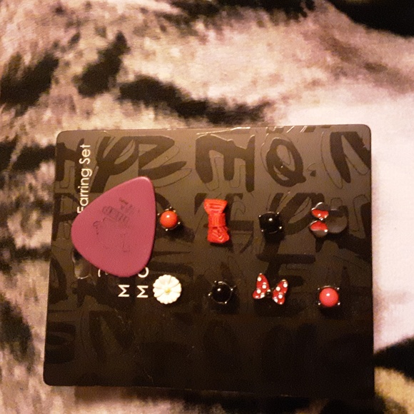 Disney Minnie Mouse Pierced Stud Earrings Set NWOT - Picture 3 of 3